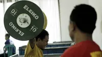 Atlet angkat besi, Surahmat, saat latihan di Pelatnas angkat besi, Jakarta, Rabu (21/3/2018). Latihan tersebut untuk persiapan Asian Games 2018. (Bola.com/M Iqbal Ichsan)