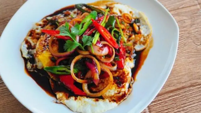 Telur ceplok masak kecap/copyright huangkitchen.com