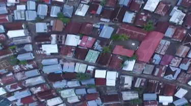 Nyaris tak ada ruang tersisa karena penghuninya membangun rumah sampai sisi terluar pulau.