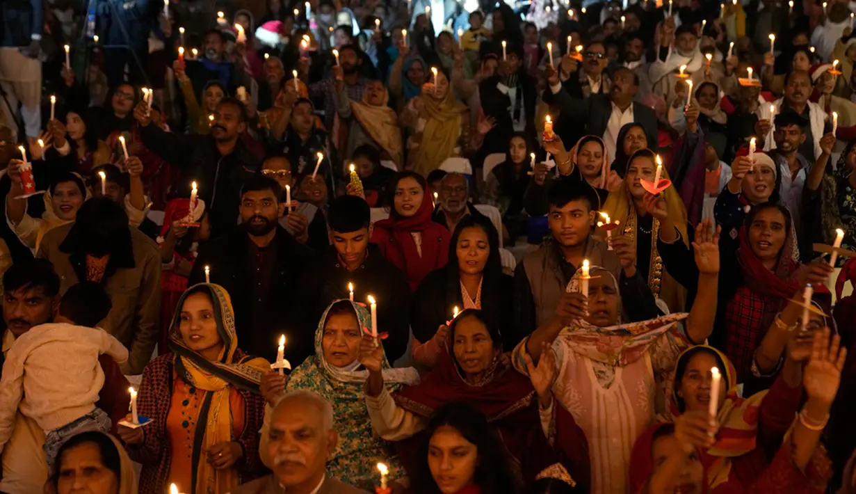 Pada hari raya Kristen, seperti Natal dan Paskah, prosesi besar berlangsung di Lahore, dari Gereja St. Anthony hingga Katedral. Hari raya dirayakan dengan penuh antusiasme. (AP Photo/K.M. Chaudary)