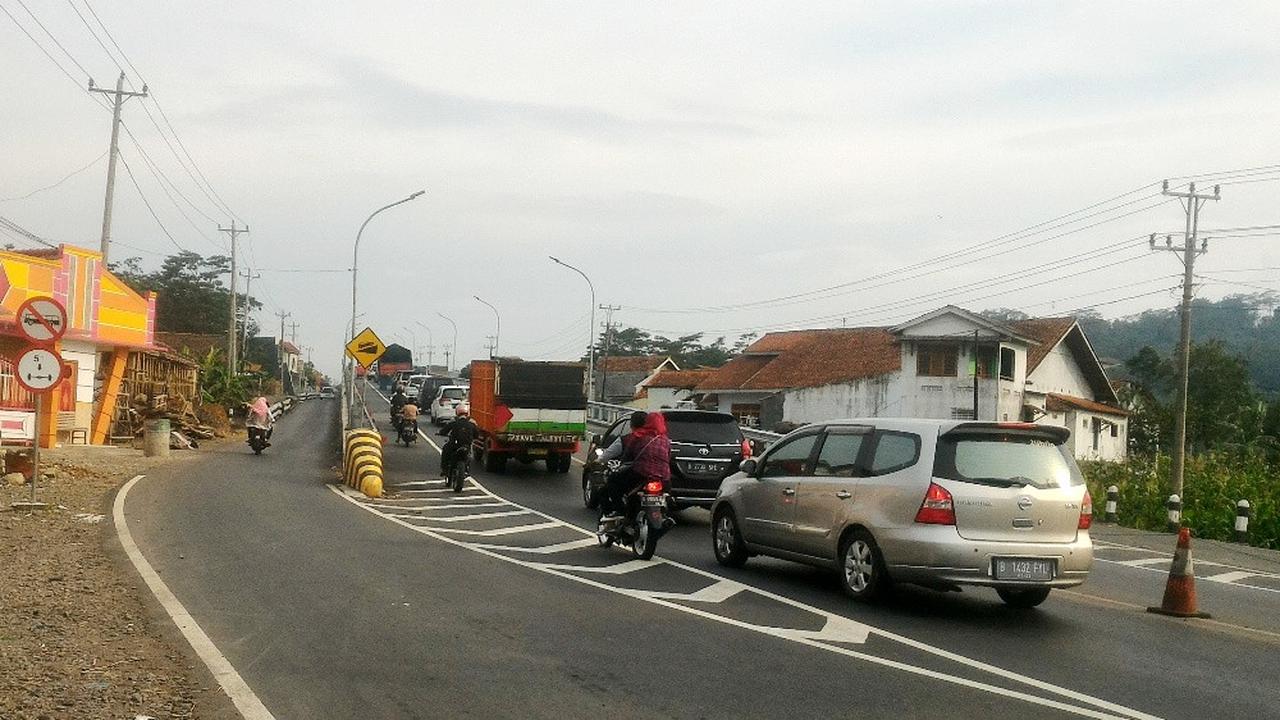 Flyover Paguyangan, Brebes, Jawa Tengah membuat jalur tengah antara Purwokerto-Brebes tak macet. (Foto: Liputan6.com/Muhamad Ridlo).