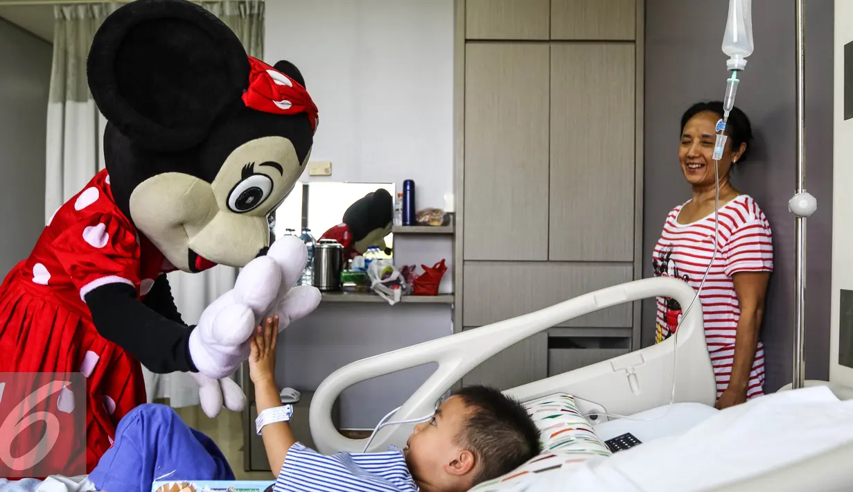Seorang boneka Minie Mouse menghibur pasien anak di Rumah Sakit Siloam Karawaci, Tangerang, Sabtu (23/7). Kegiatan ini sebagai bentuk apresiasi untuk orang tua yang mempercayakan kesehatan pasien anak kepada rumah sakit. (Liputan6.com/Fery Pradolo) 