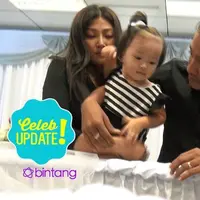 Masih dalam suasana Imlek, Ruben Onsu sisipkan angpao di jenazah Ayahnya. 