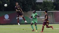Bek PSM Makassar, Hussein El Dor, menyundul bola saat melawan  Bhayangkara FC pada laga uji coba di Stadion PTIK, Jakarta, Rabu, (5/2/2020). Bhayangkara FC takluk 0-1 dari PSM Makassar. (Bola.com/M Iqbal Ichsan)
