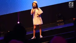 Penampilan Clarice Cutie saat menghibur penonton dalam acara XYZ Day 2018 di Jakarta, Rabu (25/4). Dalam acara XYZ Day 2018 ini Clarice Cutie juga merupakan salah satu pembicara termuda. (Liputan6.com/Immanuel Antonius)