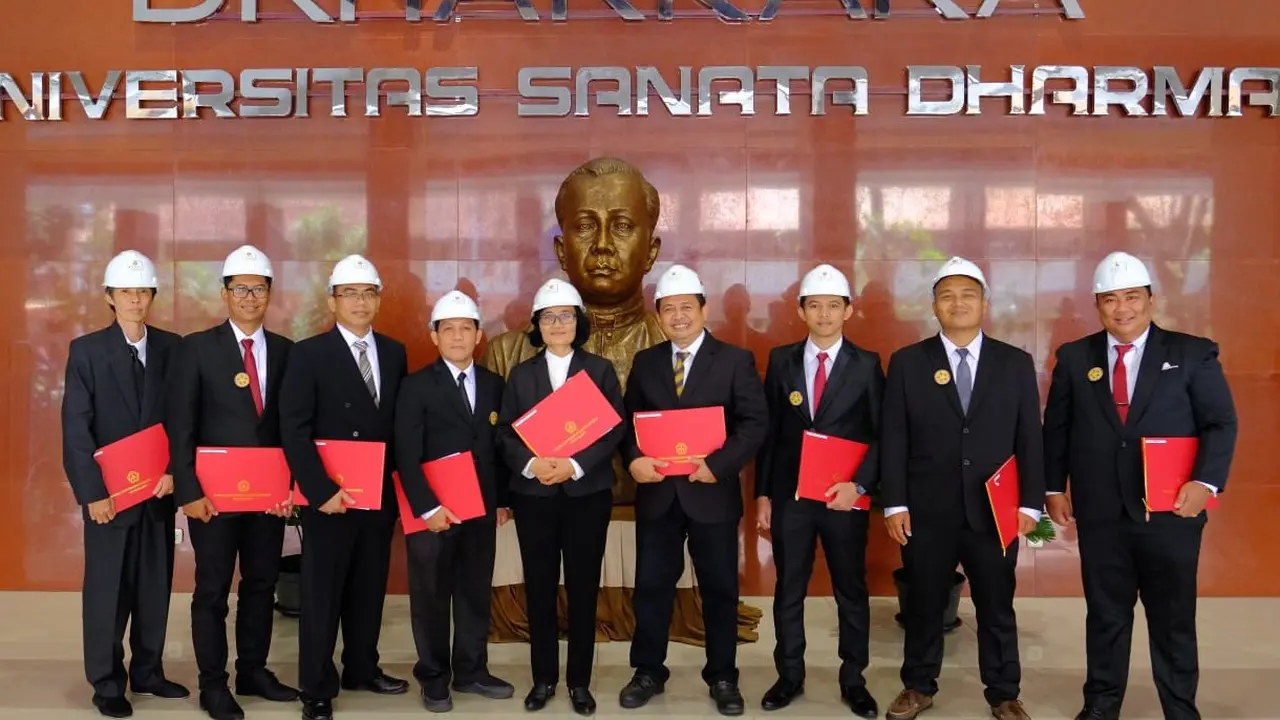 Para insinyur baru dari Program Studi Profesi Insinyur, Fakultas Sains dan Teknologi usai dilantik Rektor Universitas Sanata Dharma (USD) Albertus Bagus Laksana. (Istimewa)
