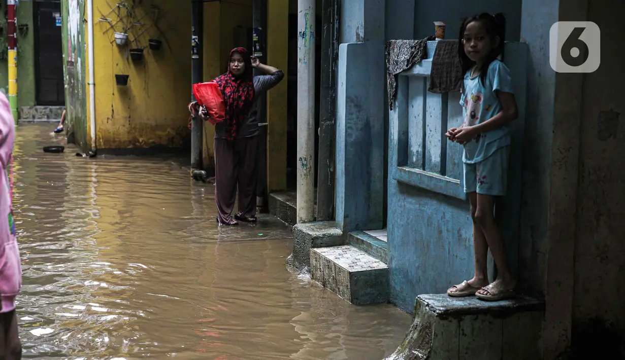 Banjir membuat aktivitas warga Kebon Pala, Kampung Melayu, Jakarta Timur menajdi terganggu. (Liputan6.com/Faizal Fanani)