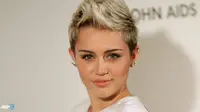 Orangtua Cerai, Miley Cyrus Khawatir Ganggu Psikologis Adiknya