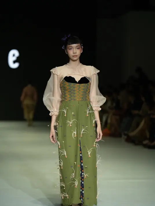 Koleksi ini juga dihiasi dengan berbagai hairpieces dari beragam manik-manik kecil, hasil dari kolaborasi antara beauty director, Yosefina Yustiani, dan STUDIO JEJE. [Dok/Studio Jeje]