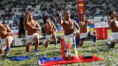 Para pemain Samoa melakukan tarian haka tradisional setelah memenangkan Turnamen Rugby di final melawan tim Fiji di Stade Jean Bouin, Paris, Prancis (15/5/2016). Samoa mengalahkan pemimpin World Series Fiji 29-26. (AFP PHOTO/THOMAS SAMSON)