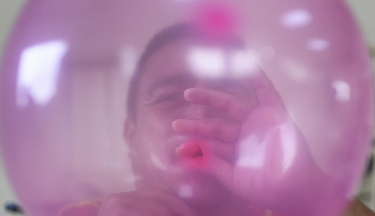 Seorang dokter mengajarkan latihan pernapasan kepada pasien terpapar virus Corona COVID-19 yang baru pulih di pusat kesehatan yang dikelola pemerintah di lingkungan Coche di Caracas, Venezuela pada 25 Februari 2021. (AP Photo / Matias Delacroix)