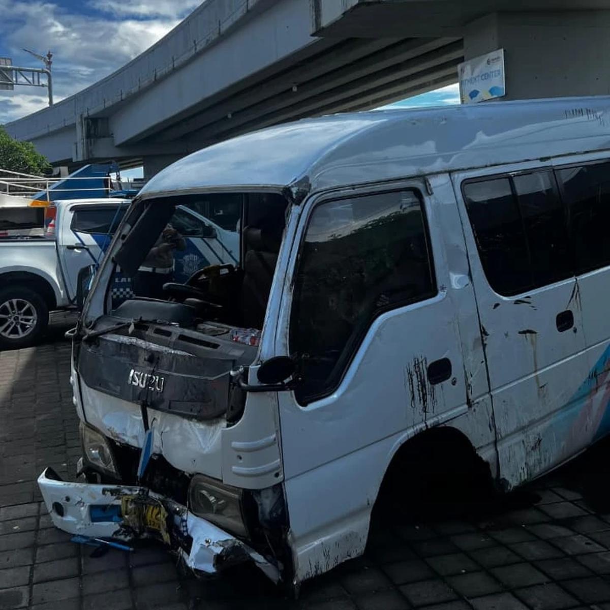 Mobil Travel Terguling di Tol Bali Mandara, 13 WNA China Terluka