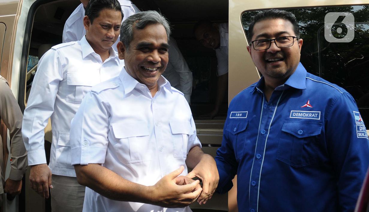 Sekretaris Jenderal Partai Gerindra Ahmad Muzani (kiri) besama Sekretaris Jenderal Partai Demokrat Tengku Riefky Harsya di Gedung DPP Partai Demokrat, Jakarta, Kamis (20/7/2023). Dalam pertemuan Silaturahmi Kebangsaan untuk membahas persoalan bangsa. (merdeka.com/Imam Buhori)