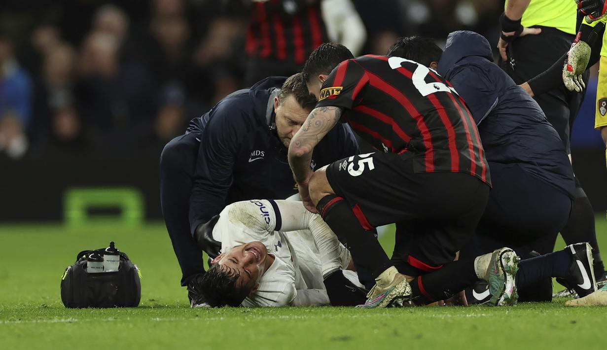Striker Tottenham Hotspur, Alejo Veliz mendapatkan perawatan tim medis setelah mengalami cedera saat menghadapi Bournemouth pada laga pekan ke-20 Liga Inggris 2023/2024 di Tottenham Hotspur Stadium, London, Minggu (31/12/2023). (AP Photo/Ian Walton)