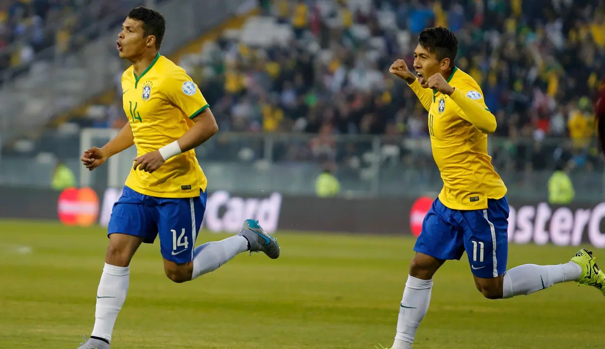 Bek Brasil, Thiago Silva (kiri) melakukan selebrasi usai mencetak gol saat pertandingan Copa Amerika 2015 di Stadion Monumental David Arellano, Santiago, Chili, (22/6/2015). Brasil menang tipis 2-1 atas Venezuela. (REUTERS/Andres Stapff)