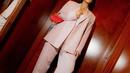 Tampil semi formal saat hadiri press conference, Raisa memadukan one set blazer warna baby pink dengan bandeau putih. Handbag warna merah mencolok pun membuat penampilannya semakin stunning. (Instagram/raisa6690).