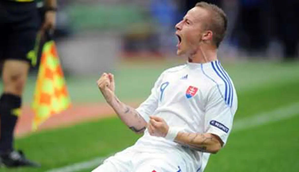 Selebrasi gol gelandang Slovakia Miroslav Stoch ke gawang Rusia dalam lanjutan kualifikasi Euro 2012 di Moskow, 7 September 2010. Slovakia unggul 1-0. AFP PHOTO / ALEXANDER NEMENOV 