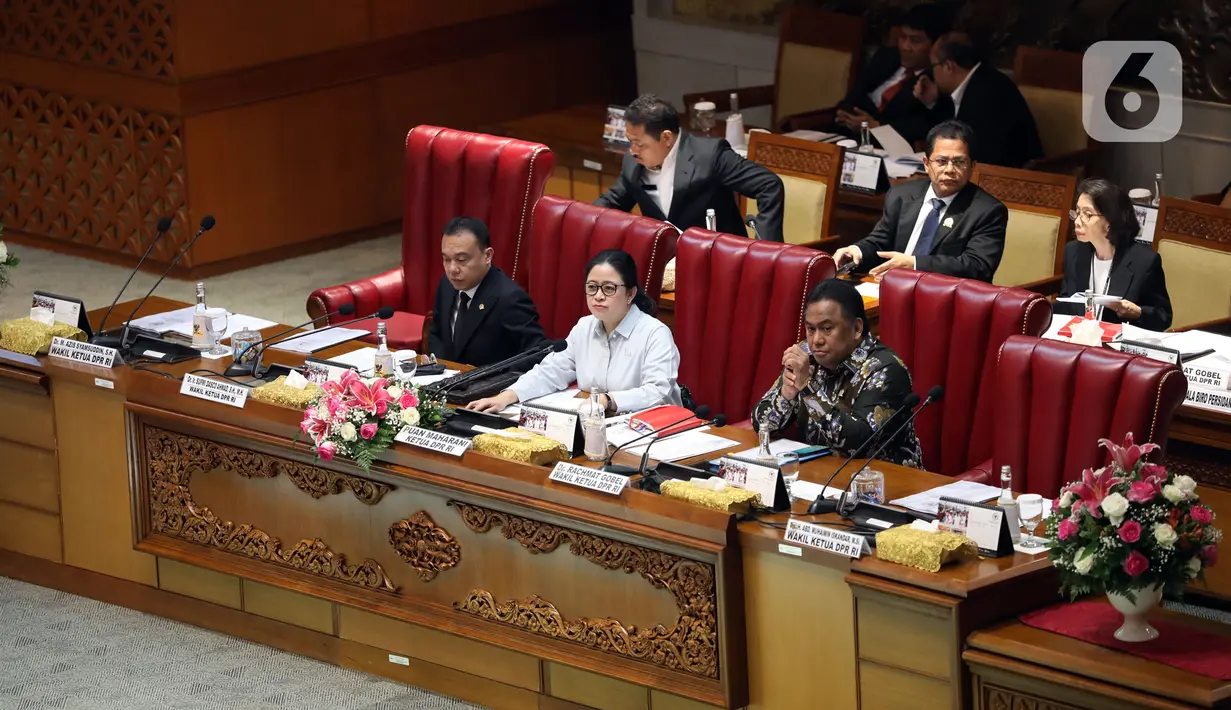 Ketua DPR Puan Maharani (tengah), Wakil Ketua DPR Rachmat Gobel, dan Sufmi Dasco Ahmad saat memimpin penutupan sidang paripurna DPR ke-6 masa persidangan I 2019-2020 di Kompleks Parlemen, Jakarta, Selasa (17/12/2019). (Liputan6.com/Johan Tallo)