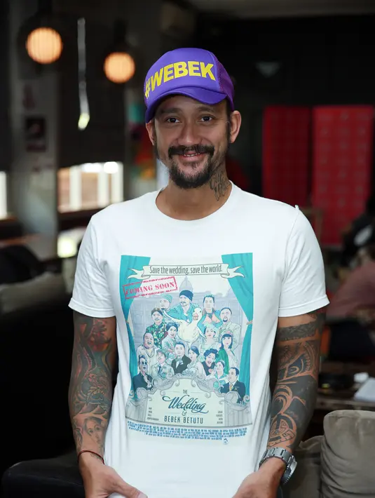 "Menjadi pertanyaan, kenapa bebek betutu kok di Bandung? Apa mau diganti, oncom atau apa. Tapi akhirnya kita mikir juga, sedikit nyeleneh bebek betutu tapi di Bandung," ujar pria keren bertato ini. (Deki Prayoga/Bintang.com)