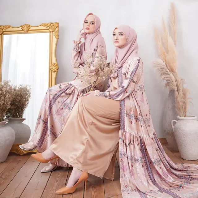 6 Gaya Cut Meyriska dan Marcella Simon Pakai Baju Kembaran Ini Bak Saudara