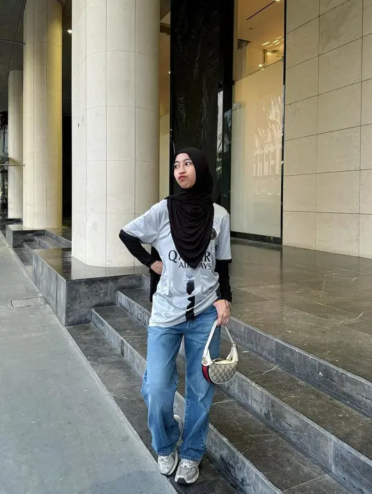 Di sini, Adiba juga tampil mengenakan celana jeans. Penampilan Adiba semakin manis dengan mini shoulder bag dan sneakers putih. [Foto: Instagram/adiba.knza]