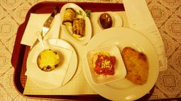 Beberapa menu makanan khas Rusia di Stolovaya. (Bola.com/Okie Prabhowo)