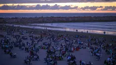 Warga buka puasa bersama keluarga dan kerabat sambil menikmati matahari terbenam di pantai Rabat, Maroko (9/6). Selama Ramadan, banyak warga Maroko berkunjung ke pantai menikmati angin Atlantik dan menikmati pemandangan laut. (AP Photo/Mosa'ab Elshamy)
