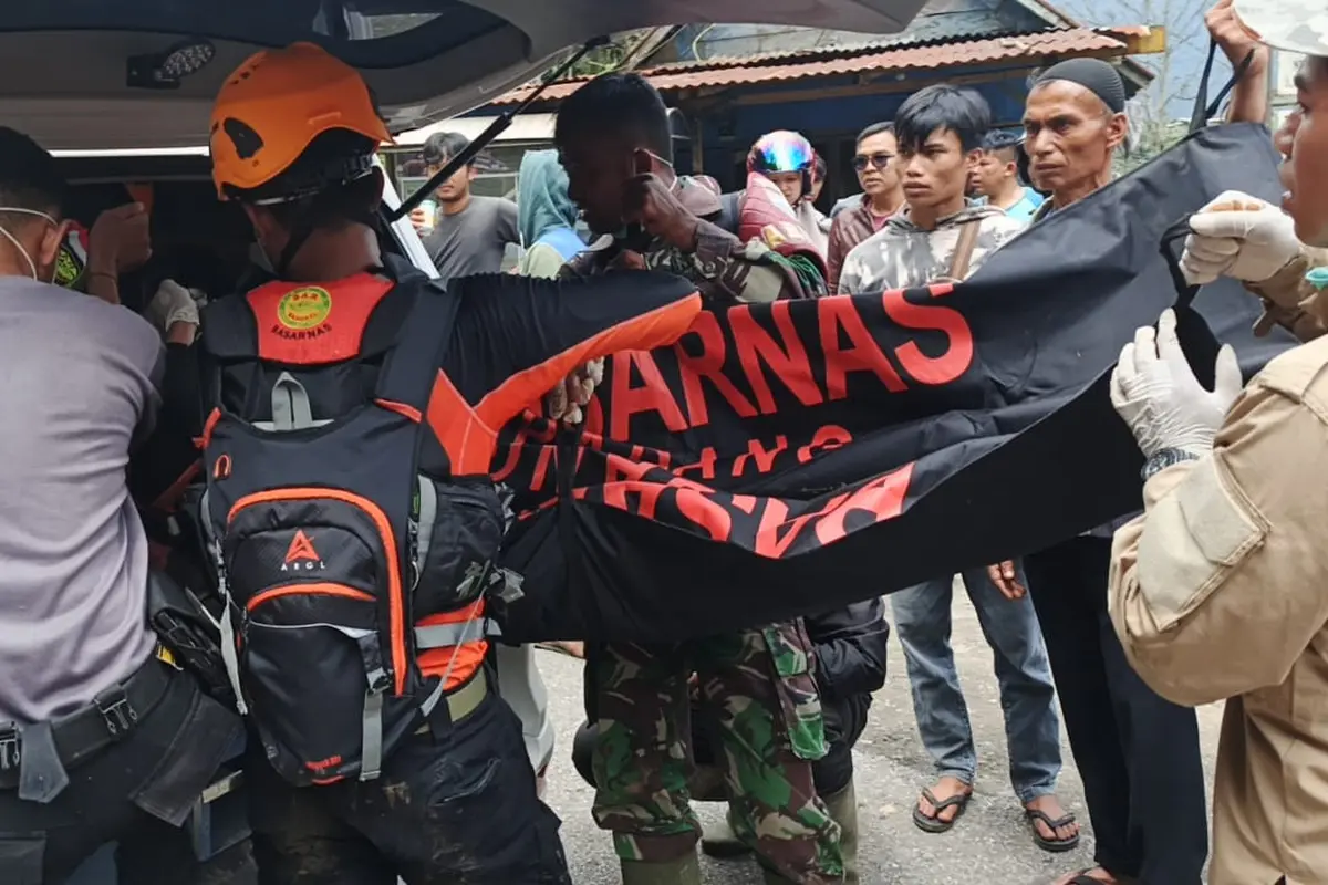 Evakuasi jenazah korban banjir lahar dingin Gunung Marapi, Senin (13/5/2024). (Liputan6.com/ ist)