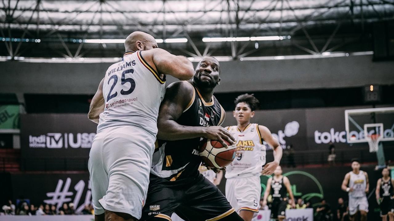 Pemain asing Dewa United Anthony Johnson beraksi pada lanjutan IBL 2023