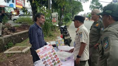 WNA Palestina Jualan di Badan Jalan dan Cekcok dengan Warga Depok