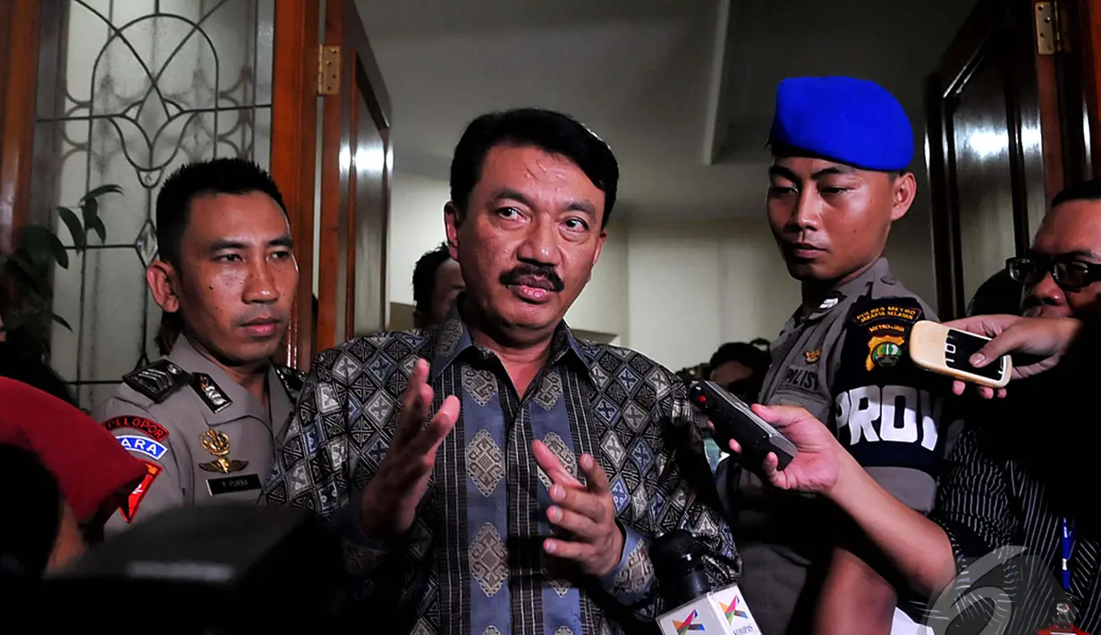 Calon Kapolri Tunggal Komjen Polisi Budi Gunawan memberikan keterangan kepada wartawan di rumahnya di kawasan Duren Tiga Jakarta, Selasa (13/1/2015). (Liputan6.com/Johan Tallo)