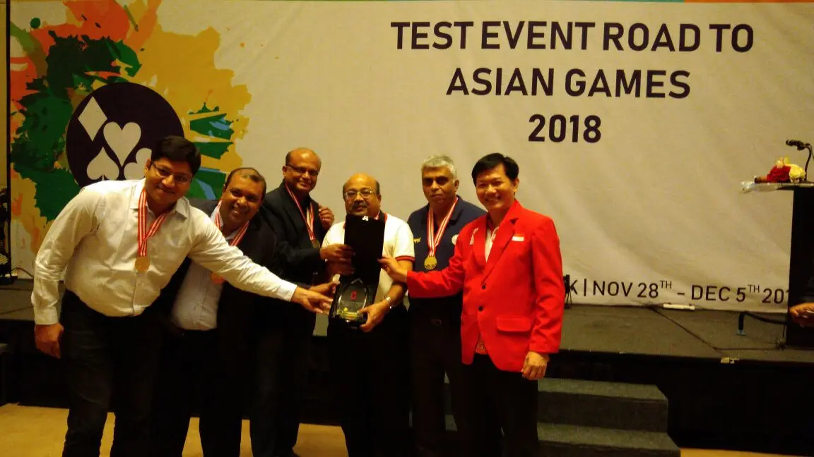 Ketua PB GABSI, Ekawahyu Kasih saat memberikan medali untuk pemenang test event Asian Games 2018 (Liputan6.com/Defri Saefullah)