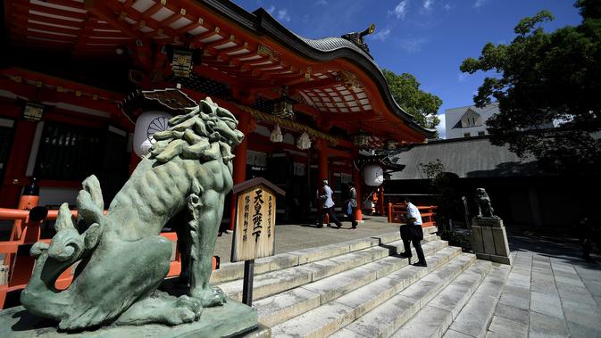Sejumlah pengunjung mengunjungi Kuil Ikuta terlihat di pusat Kobe (5/10/2019). Kuil, dengan sejarah lebih dari 1.800 tahun ini dikatakan sebagai salah satu kuil tertua di Jepang. (AFP Photo/Monteforte)