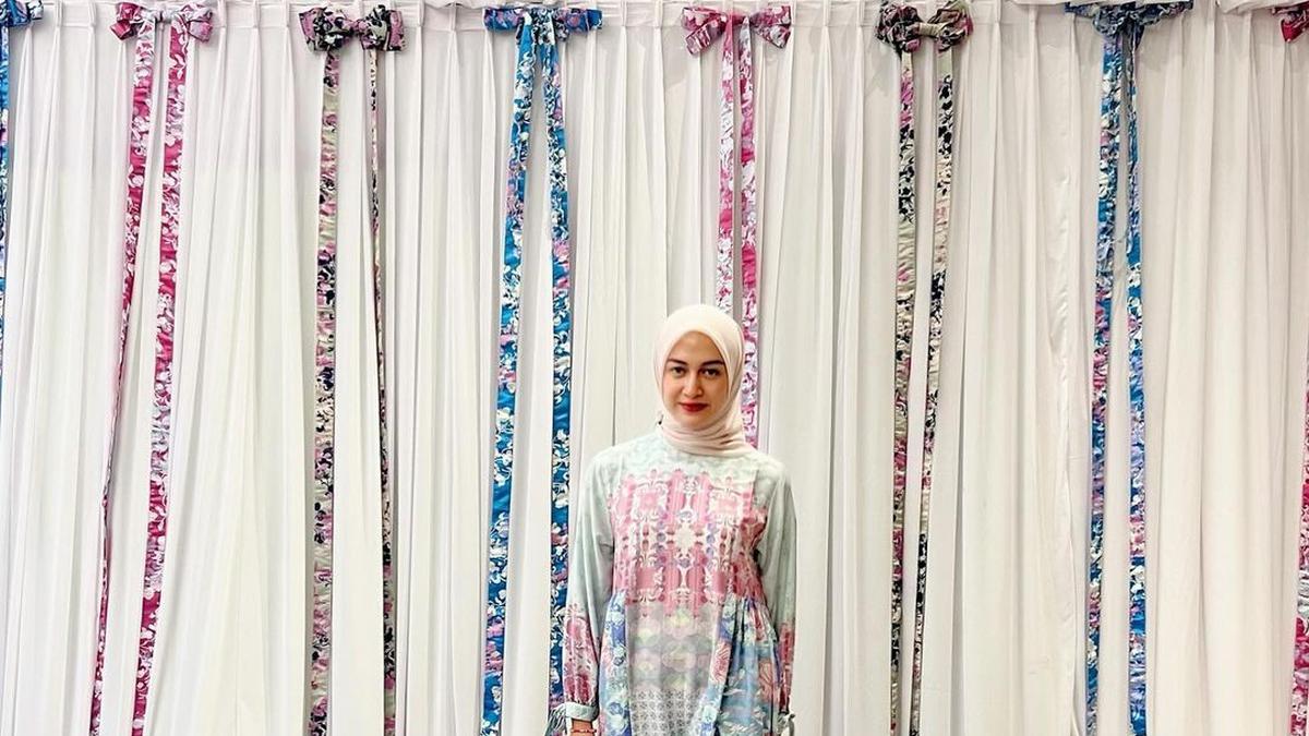 Gamis Terbaru dengan Motif Bunga Kombinasi Polos yang Simpel dan Elegan