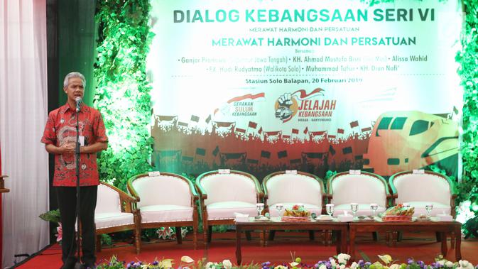 Gubernur Jawa Tengah, Ganjar Pranowo memberikan sambutan dalam acara Dialog Kebangsaan di Stasiun Solo Balapan, Rabu (20/2). Dialog dalam rangkaian Jelajah Kebangsaan tersebut bertema 'Merawat Harmoni dan Persatuan'. (Liputan6.com/Johan Tallo)