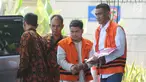 Bupati Kudus Muhammad Tamzil (kanan) dan Umar Ritonga tangan kanan mantan Bupati Labuhanbatu, Pangonal Harahap tiba di Gedung KPK, Jakarta, Rabu (14/8/2019). Tamzil diperiksa terkait kasus suap pengisian jabatan perangkat daerah Kabupaten Kudus tahun 2019. (merdeka.com/Dwi Narwoko)