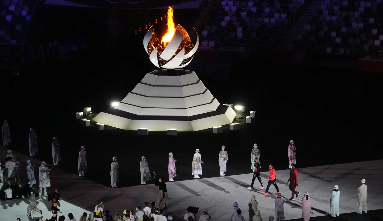 Api Olimpiade menyala saat upacara penutupan Olimpiade Tokyo 2020 di Stadion Olimpiade, Tokyo, Jepang, Minggu (8/8/2021). Olimpiade Tokyo 2020 resmi ditutup. (AP Photo/Lee Jin-man)
