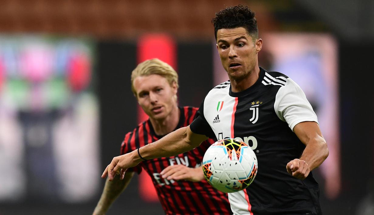 Penyerang Juventus, Cristiano Ronaldo, berebut bola dengan pemain AC Milan pada laga lanjutan Serie A pekan ke -31 di Stadion San Siro, Rabu (8/7/2020) dini hari WIB. AC Milan menang 4-2 atas Juventus. (AFP/Miguel Medina)
