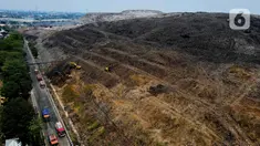 Aktivitas di sekitar lokasi bekas kebakaran Tempat Pengelolaan Sampah Terpadu (TPST) Bantar Gebang, Bekasi, Jawa Barat, Senin (30/10/2023). (Liputan6.com/Herman Zakharia)