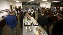 Sejumlah pengunjung melihat produk ganja yang ditawarkan oleh toko Shango Cannabis, Oregon, AS, Kamis (1/10/2015). Oregon adalah negara ketiga di AS yang melegalkan penjualan ganja untuk orang dewasa. (Reuters/ Steve DiPaola)