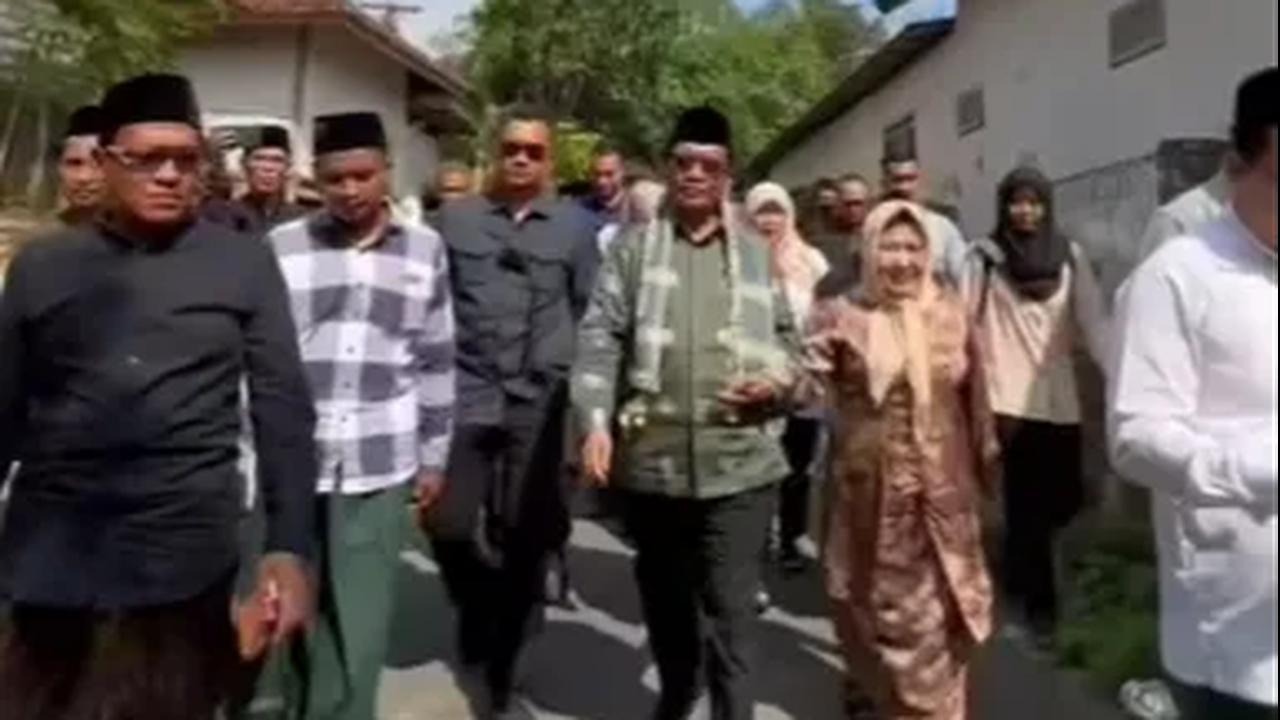 Berkunjung ke Makam Ayahnya<br>