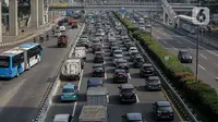 Sejumlah kendaraan roda empat terjebak macet di ruas Tol Dalam Kota, Jakarta, Senin (5/7/2021). Macet tersebut disebabkan karena adanya penutupan sejumlah pintu keluar tol dalam kota dalam masa PPKM Darurat. (Liputan6.com/Faizal Fanani)