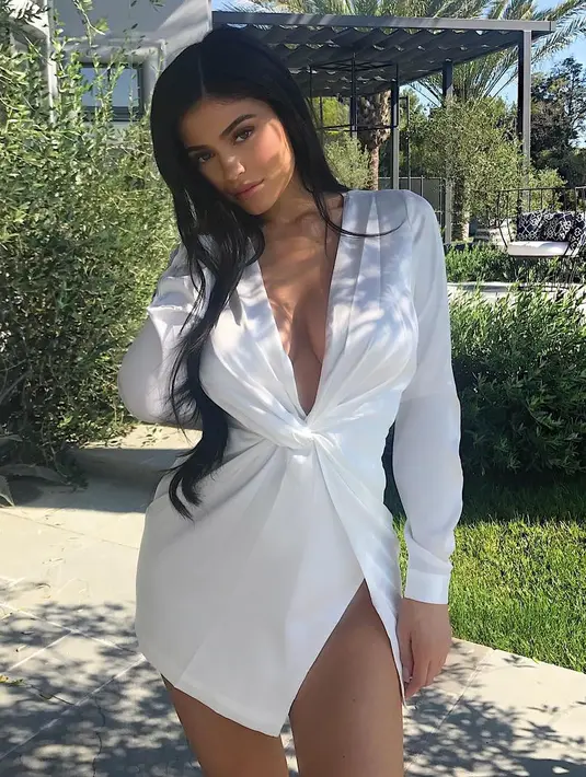 Sejak berita kehamilannya merebak, Kylie Jenner sampai saat ini belum juga buka suara di hadapan publik. Sebaliknya, ia justru menyembunyikan dengan menggunggah foto-foto seksi di akun Instagramnya. (Instagram/Kyliejenner)