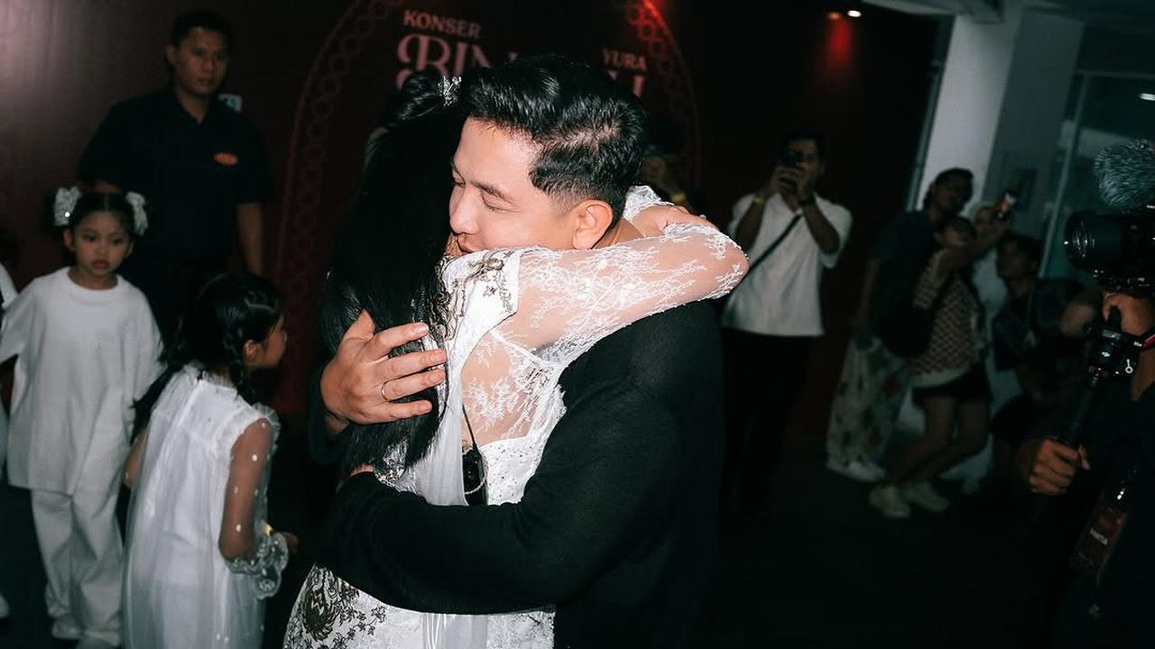 Potret Donne Maula Beri Dukungan ke Yura Yunita saat Konser, Disebut Sebagai Pasangan Supportive