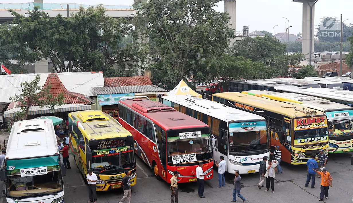 Bus pemudik berjejer di Terminal Kampung Rambutan, Jakarta, Jumat (8/6). Diperkirakan puncak arus mudik terjadi pada H-3 Lebaran. (Liputan6.com/Immanuel Antonius)