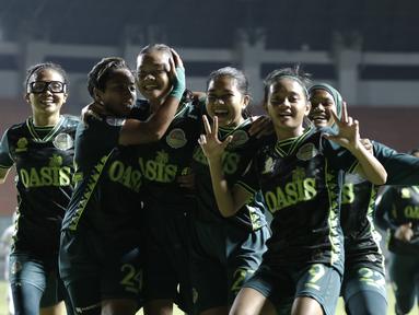 Pemain Tira Persikabo Putri merayakan gol yang dicetak Helsya Maeisyaroh ke gawang PSIS Semarang pada lanjutan laga Liga 1 Purtri 2019 di Stadion Pakansari, Bogor, Kamis (7/11). Tira Persikabo Putri menang 2-0 atas PSIS Semarang. (Bola.com/Yoppy Renato)