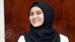 Zee Zee Shahab terlihat manis mengenakan hijab dengan pilihan jilbab pashmina yang bisa di kreasikan saat ditemui di kawasan Mampang, Jakarta pada 5 Juni 2015. (Liputan6.com/Panji Diksana)