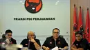 Anggota F-PDIP DPR, Julian Gunhar (kedua kanan) memberikan keterangan pers di Jakarta, Senin (19/10/2015). F-PDIP menolak dengan tegas perpanjangan kontrak PT Freeport Indonesia karena dinilai merugikan negara. (Liputan6.com/Johan Tallo)