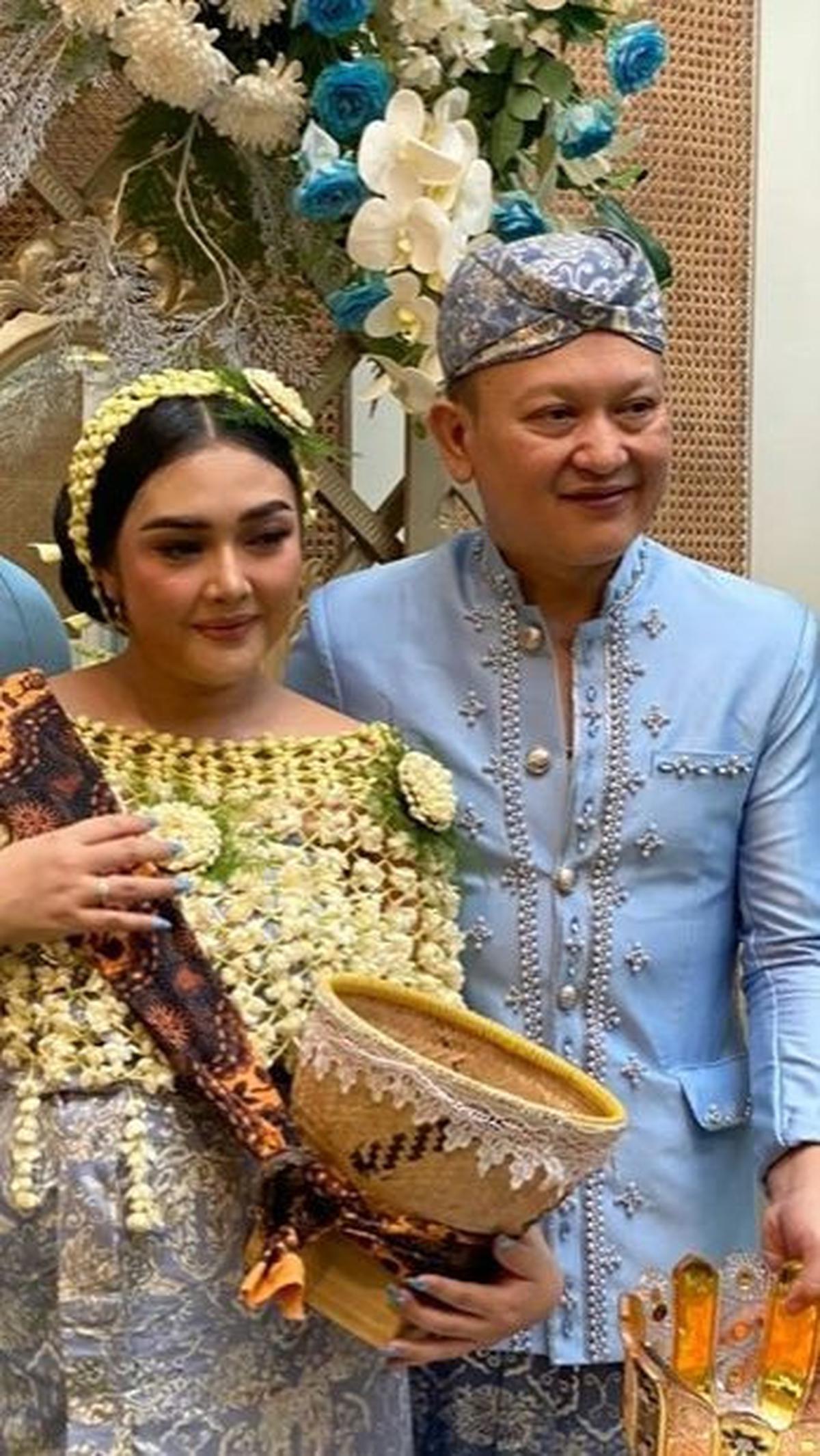 Beberapa rangkaian adat dilakukan. Pasangan ini terlihat mengikuti semua rangkaian itu.