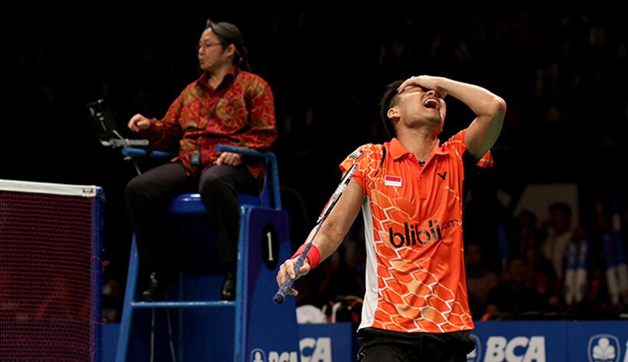 Ekspresi Tontowi Ahmad/Liliyana Natsir ganda campuran Indonesia saat bertanding melawan Zhang Nan/Zhao Yunlei di semifinal BCA Indonesia Open Premier Super Series 2015 di Istora Senayan Jakarta. (Peksi Cahyo/Bola.com)